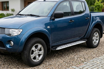 Mitsubishi L200 2006–2015 Bočné nášľapy Shining V1 (2 ks, hliník) fotografia 1