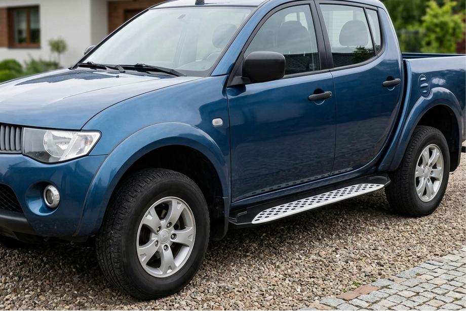 Mitsubishi L200 2006–2015 Bočné nášľapy Shining V1 (2 ks, hliník) Image