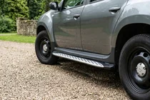 Dacia Duster 2008–2018 Bočné nášľapy Shining V1 (2 ks, hliník) fotografia 1