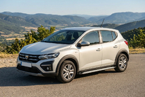 Dacia Sandero 2021– Bočné nášľapy Shining V1 (2 ks, hliník) fotografia 1