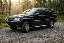 Jeep Grand Cherokee WJ 1999–2004 Bočné nášľapy Allmond Grey (2 ks, hliník) fotografia 1