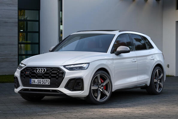 Recenzia modernizovaného športového crossovera Audi SQ5