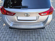 Toyota Auris 2012–2018 Nerezová ochranná lišta zadného nárazníka Carmos (SW) fotografia 3