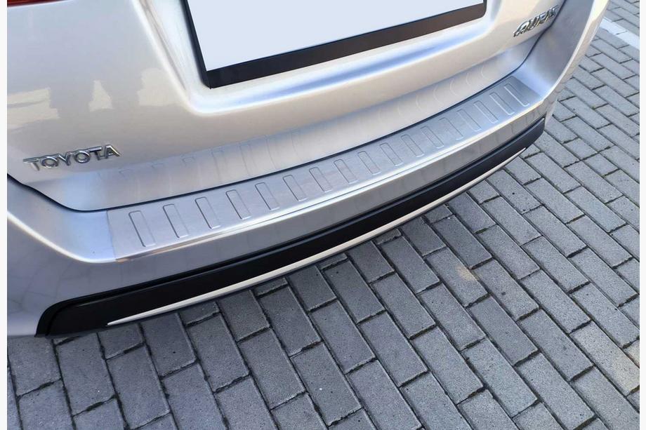 Toyota Auris 2012–2018 Nerezová ochranná lišta zadného nárazníka Carmos (SW) Image
