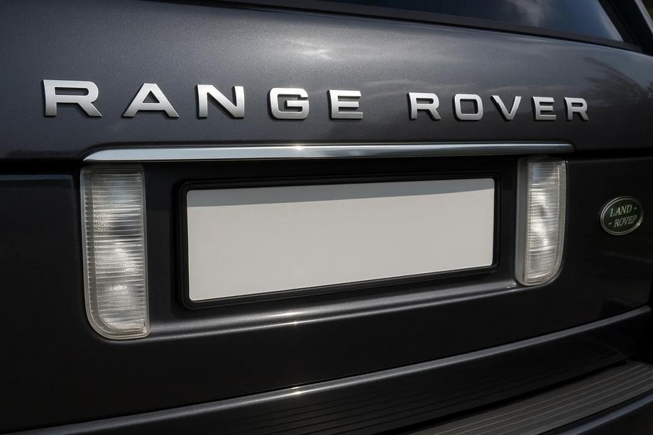 Range Rover III L322 2002–2012 Lišta nad ŠPZ (Carmos, nerezová oceľ) Image