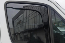 Volkswagen Crafter 2006–2016 Okenné deflektory vkladacie Niken Luxury (2 ks) fotografia 1