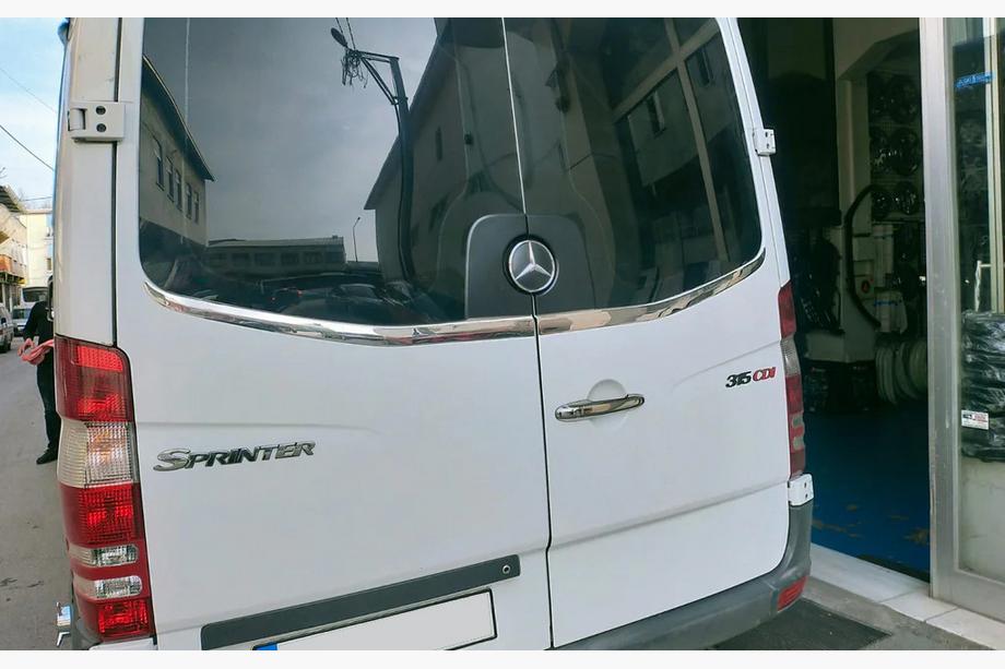 Mercedes Sprinter W906 2006–2018 Lišta okolo zadného skla Carmos (2 ks, nerez) Fotografia 3