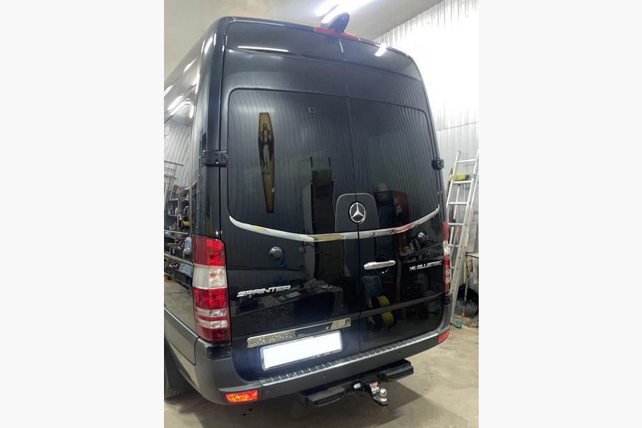 Mercedes Sprinter W906 2006–2018 Lišta okolo zadného skla Carmos (2 ks, nerez) Fotografia 4