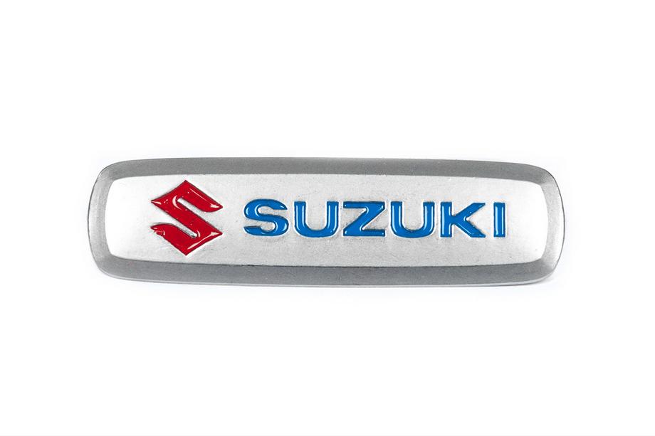 Suzuki Hliníkový štítok na autokoberce (1 ks) Image