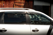 Kia Sorento II XM 2009–2014 Okenné deflektory s chrómovou lištou (4 ks, Niken) fotografia 3