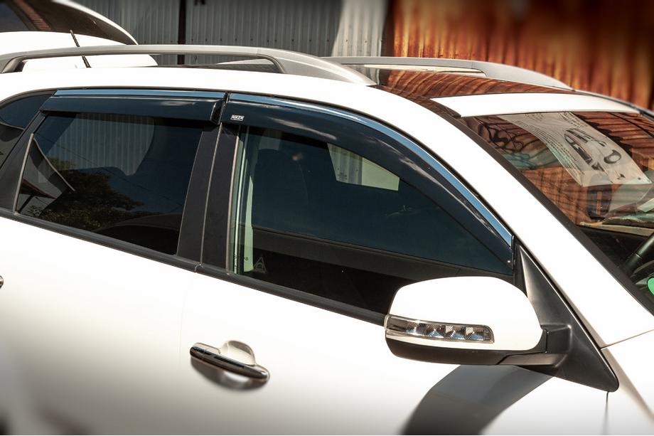Kia Sorento II XM 2009–2014 Okenné deflektory s chrómovou lištou (4 ks, Niken) Image