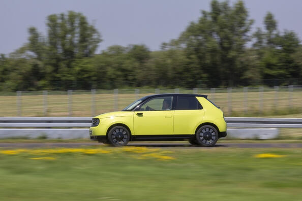 Honda e hatchback: prehľad kompaktného high-tech elektromobilu Fotografia 3