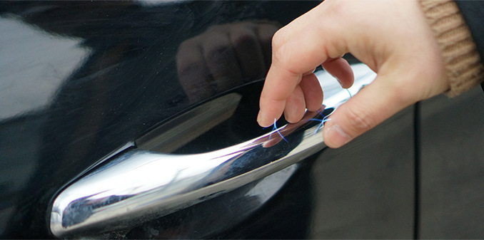 Prečo vás auto niekedy udrie elektrinou?