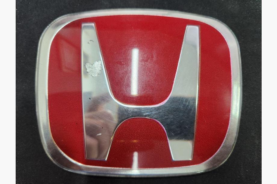 Honda Emblém (červený, samolepiaci) Výpredaj 113 mm na 93 mm (rozstup medzi uchyteniami 50 mm) Image