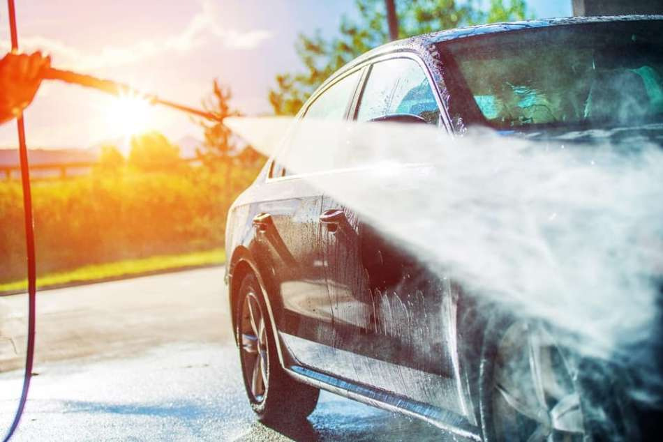 Ako správne umývať auto v horúcom počasí?