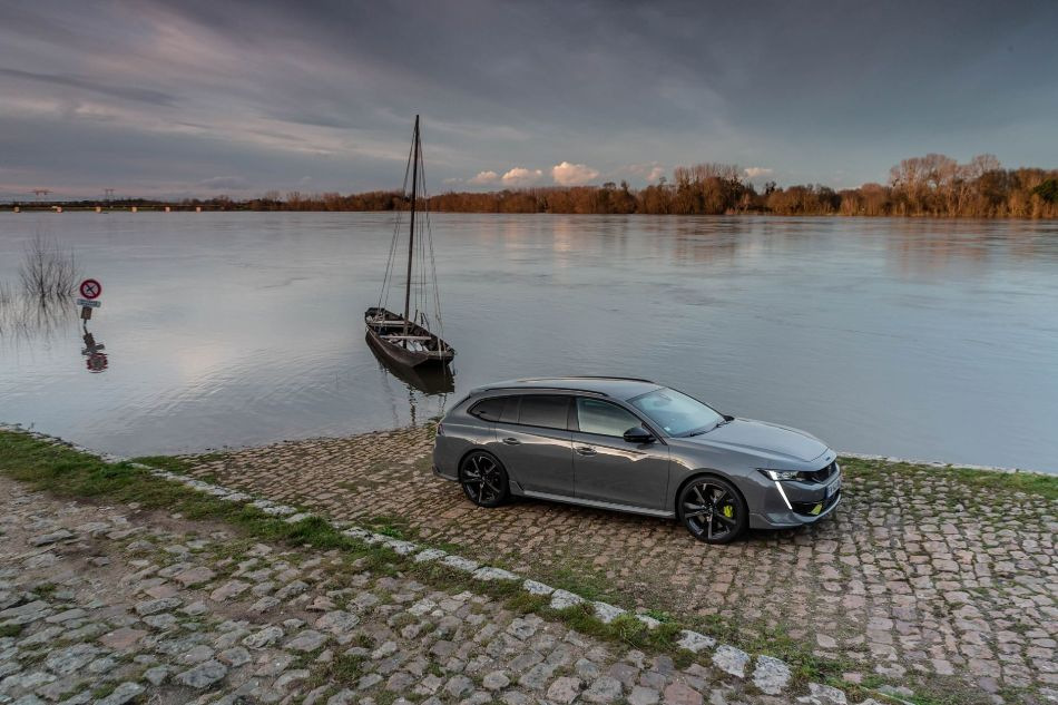 Test 360-koňového hybridného kombi Peugeot 508 SW PSE