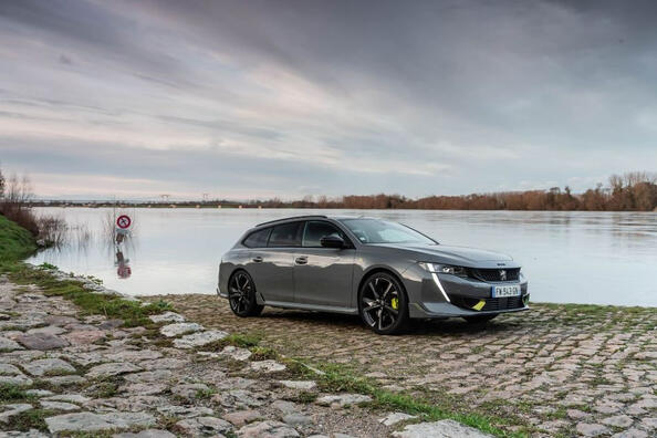 Test 360-koňového hybridného kombi Peugeot 508 SW PSE