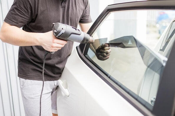 Už vás nebaví tónovanie? Odstráňte starú fóliu z auta sami