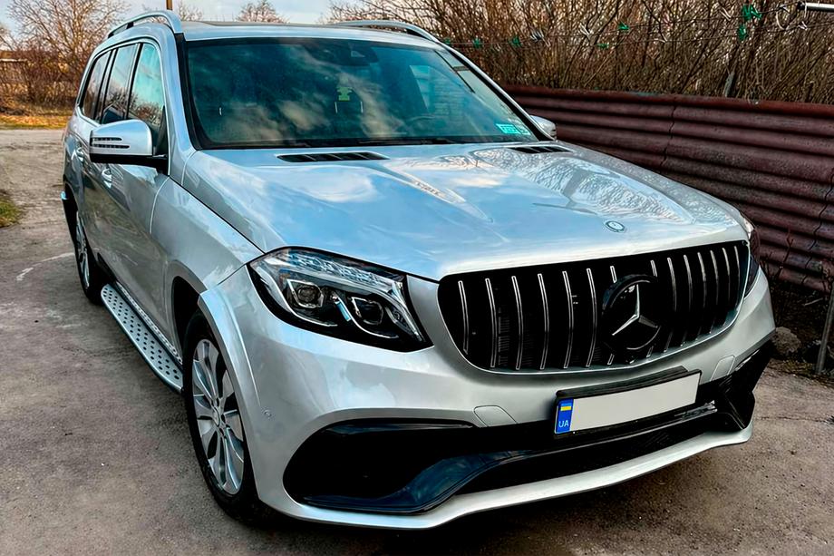 Mercedes GL/GLS trieda X166 2012–2019 Predný emblém pod sklom, čierny rámik A0008880111 (pre GLS) Fotografia 4
