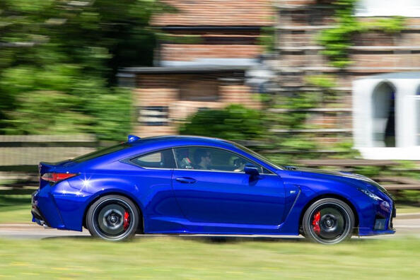 Prehľad “nabitých” športových kupé Lexus RC F Fotografia 3
