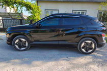 Hyundai Kona 2023– Okenné deflektory s chrómovou lištou (4 ks, Niken) fotografia 5