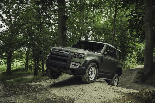 Land Rover Defender 90: recenzia trojdverového SUV