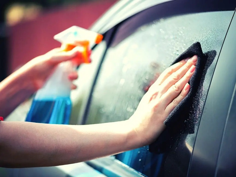 Ako odstrániť stopy po páske z automobilového skla