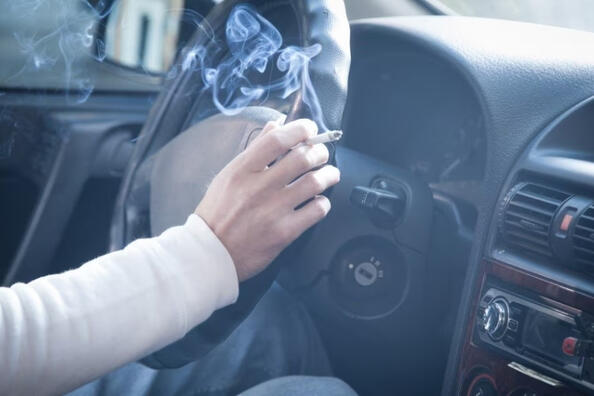 Ako sa zbaviť zápachu z cigariet v aute