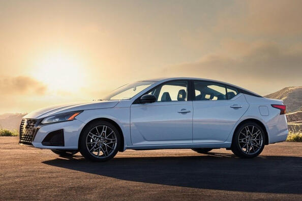 Nissan Altima: modernizovaný sedan pre pohodlnú jazdu