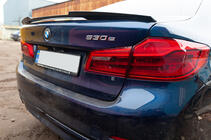 BMW 5. rad G30/G31 2017–2023 Spojler M4-Style (čierny vysoký lesk) fotografia 2