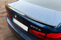 BMW 5. rad G30/G31 2017–2023 Spojler M4-Style (čierny vysoký lesk) fotografia 11