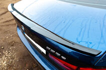 BMW 5. rad G30/G31 2017–2023 Spojler M4-Style (čierny vysoký lesk) fotografia 3