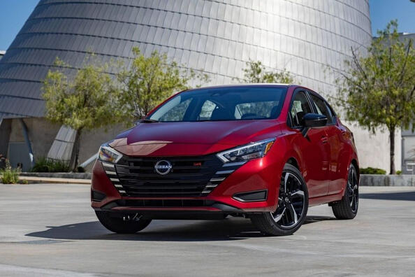 Prehľad modernizovaného sedanu Nissan Versa