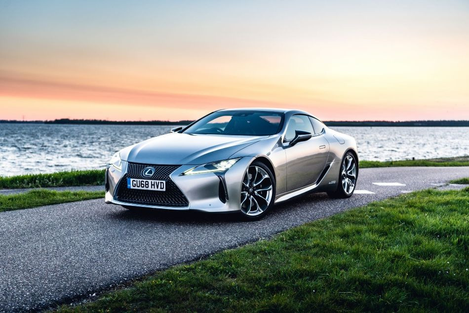 Lexus LC 500h: hybridný športový automobil