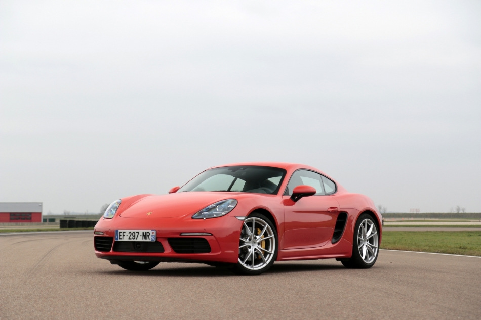 Recenzia športového kupé Porsche 718 Cayman