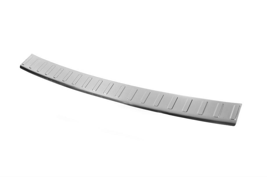 Mercedes C-class W205 2014–2021 Nerezová lišta na zadný nárazník Carmos (SW) Fotografia 2