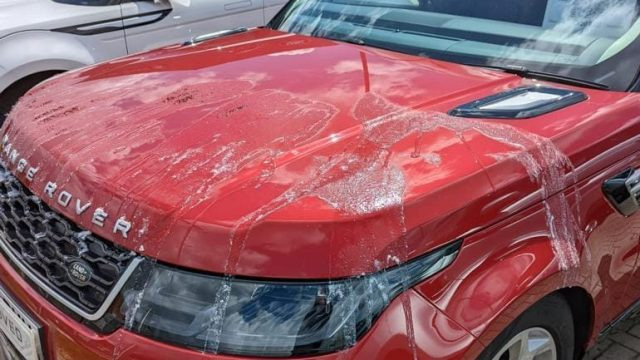 Čo robiť, ak auto poliali farbou alebo kyselinou?