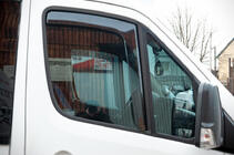 Mercedes Sprinter W906 2006–2018 Okenné deflektory, vkladané (polopriehľadné, 2 ks, Cagatay) fotografia 1