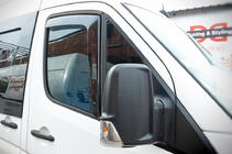 Mercedes Sprinter W906 2006–2018 Okenné deflektory, vkladané (polopriehľadné, 2 ks, Cagatay) fotografia 3