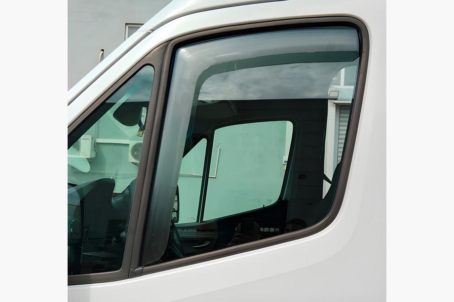 Mercedes Sprinter W907/W910 2018– Okenné deflektory, vkladané (polopriehľadné, 2 ks, Cagatay) Fotografia 1