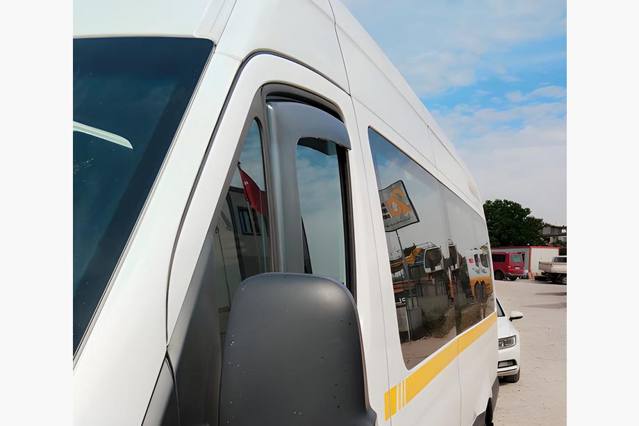 Mercedes Sprinter W907/W910 2018– Okenné deflektory, vkladané (polopriehľadné, 2 ks, Cagatay) Fotografia 2