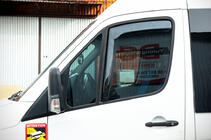 Volkswagen Crafter 2006–2016 Okenné deflektory, vkladané (polopriehľadné, 2 ks, Cagatay) fotografia 2
