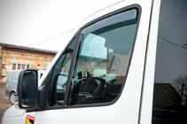 Volkswagen Crafter 2006–2016 Okenné deflektory, vkladané (polopriehľadné, 2 ks, Cagatay) fotografia 6