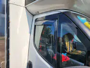 Iveco Daily 2014– Okenné deflektory, vkladané (polopriehľadné, 2 ks, Cagatay) fotografia 5