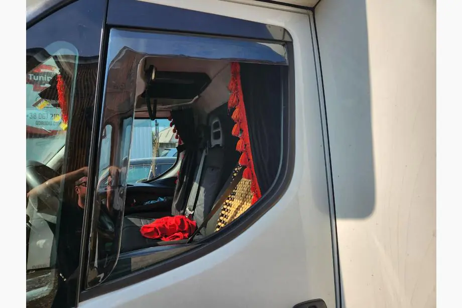 Iveco Daily 2014– Okenné deflektory, vkladané (polopriehľadné, 2 ks, Cagatay) Image