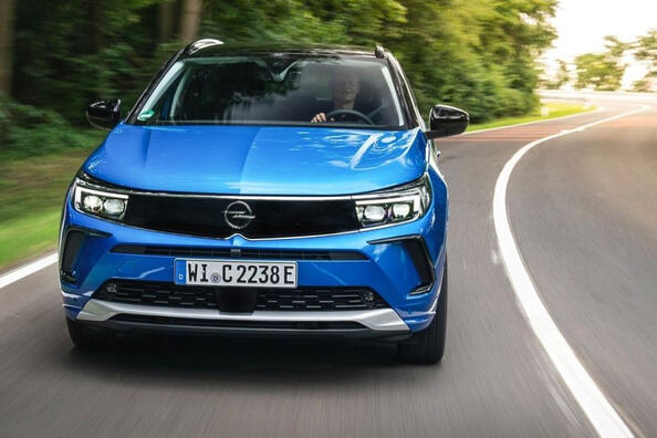 Opel Grandland: prehľad modernizovaného crossoveru