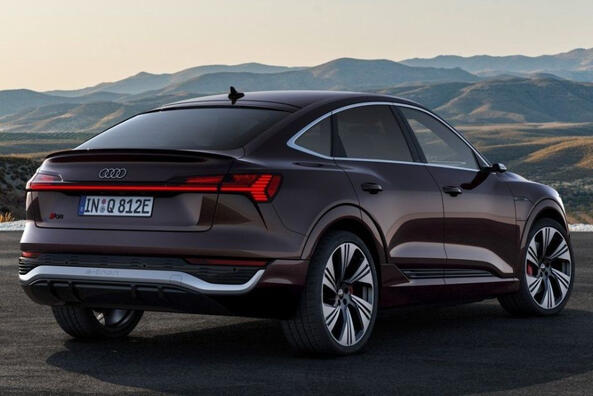 Test vysokovýkonného elektrického crossovera Audi Q8 Sportback e-tron Fotografia 5