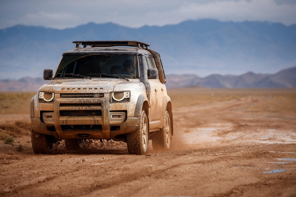 Recenzia veľkého a výkonného SUV Land Rover Defender 110