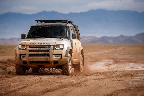 Recenzia veľkého a výkonného SUV Land Rover Defender 110