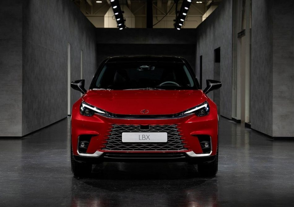 Test Lexus LBX: elegantný a technologický kompaktný crossover